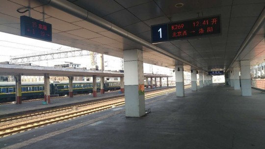安阳火车站首创普速车站站台电子车厢标