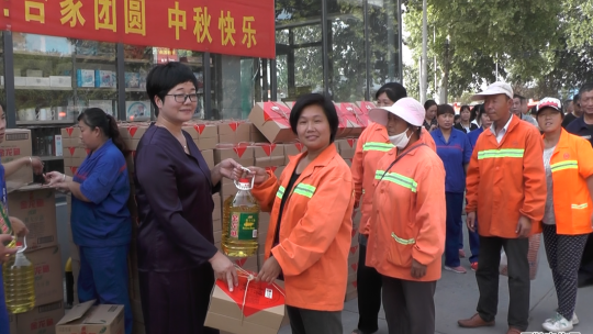 安阳民建会员乔美玲中秋佳节向环卫工人送爱心