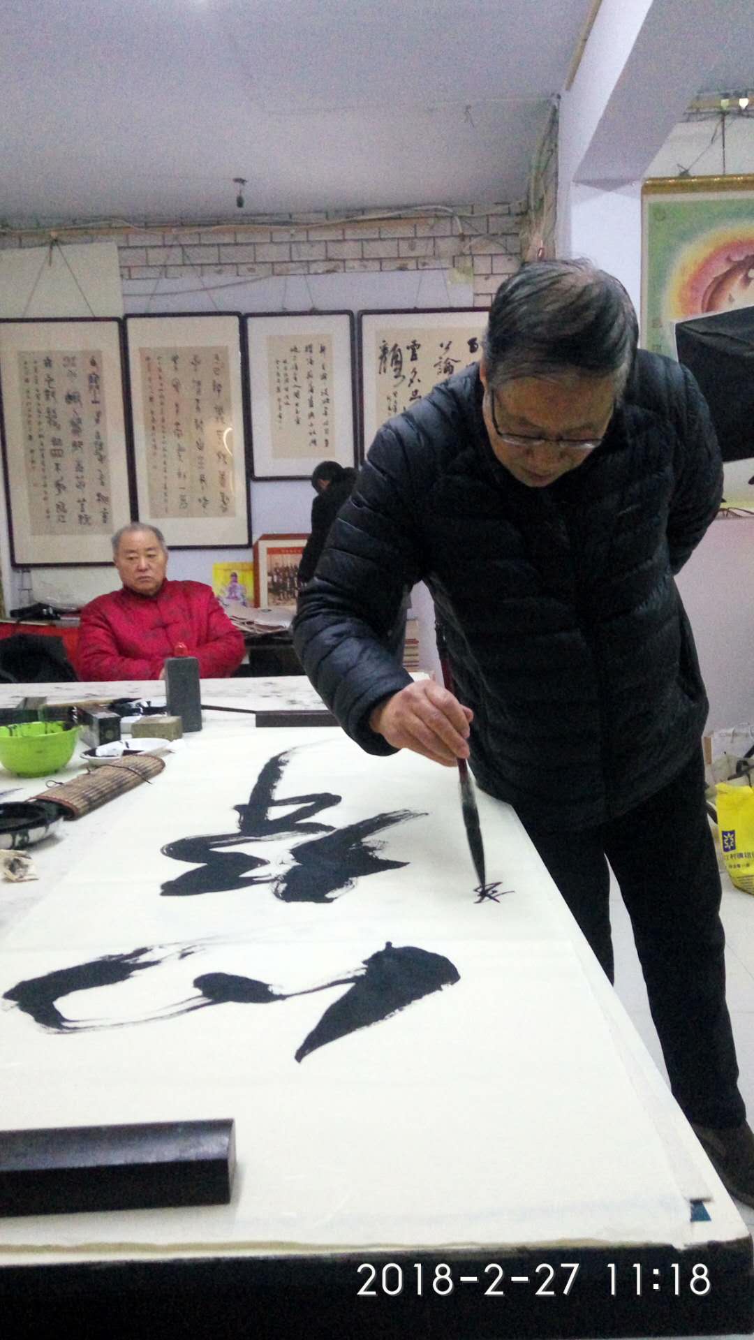 安阳市文联主席、书协主席李建学、代表书协亲切慰问老艺术家