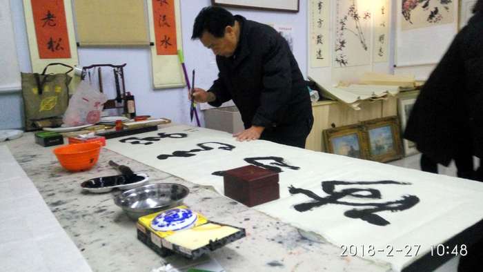 安阳市文联主席、书协主席李建学、代表书协亲切慰问老艺术家