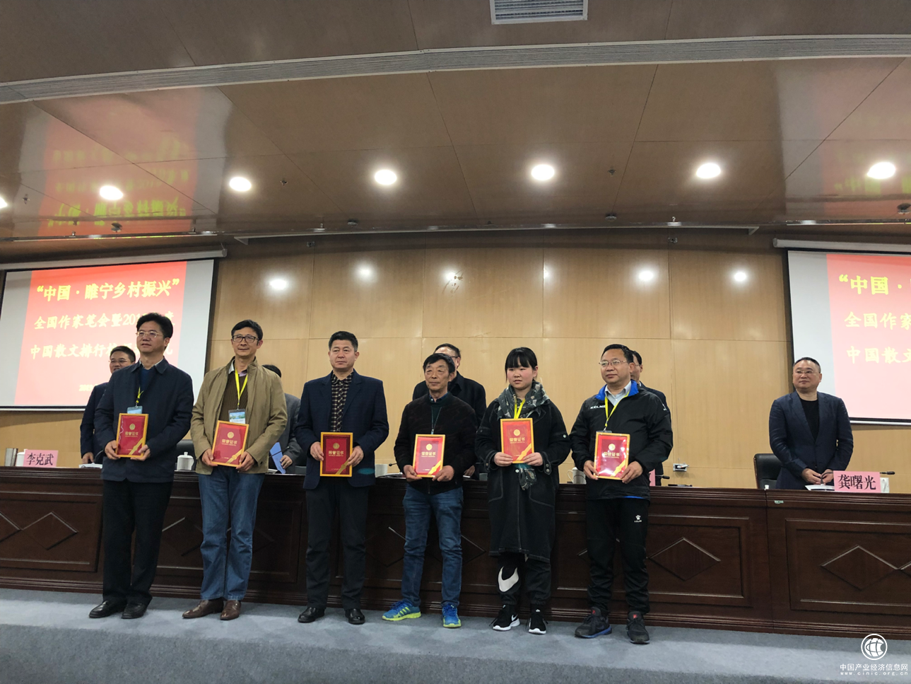 “中国·睢宁乡村振兴”全国作家笔会暨2018年度中国散文排行榜颁奖会召开