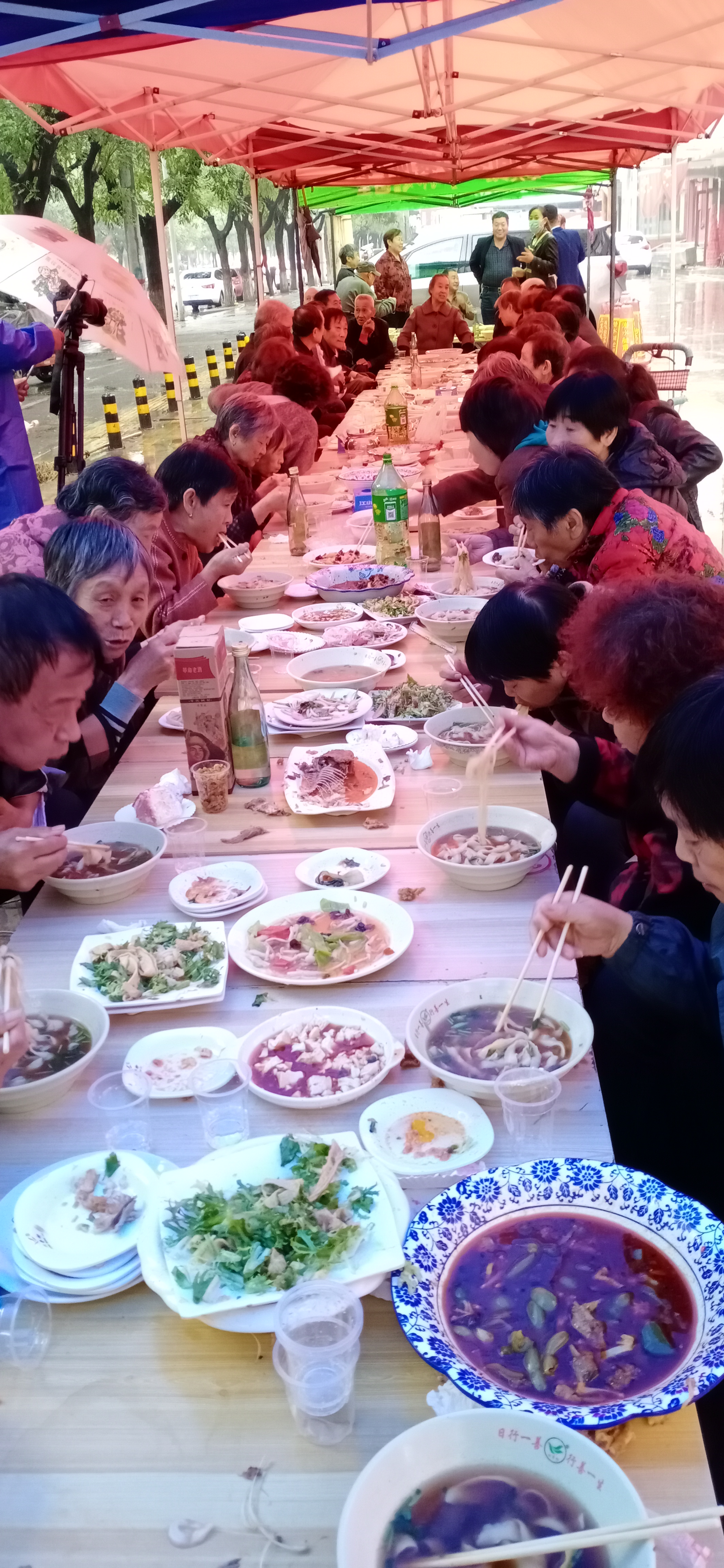 百余老人享用“爱心午餐”