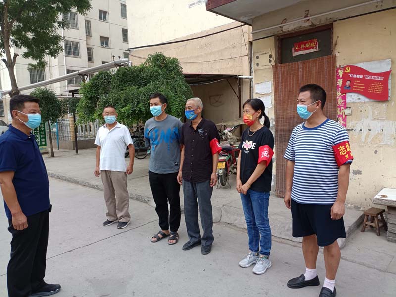 安阳玺景园志愿者逆行而上 服务小区疫情防控
