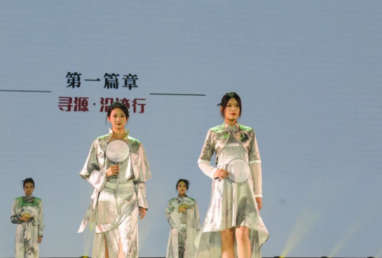 内蒙古艺术学院设计学院成功举办2023届毕业生服装设计作品展演活动 内蒙古艺术学院设计学院成功举办2023届毕业生服装设计作品展演活动