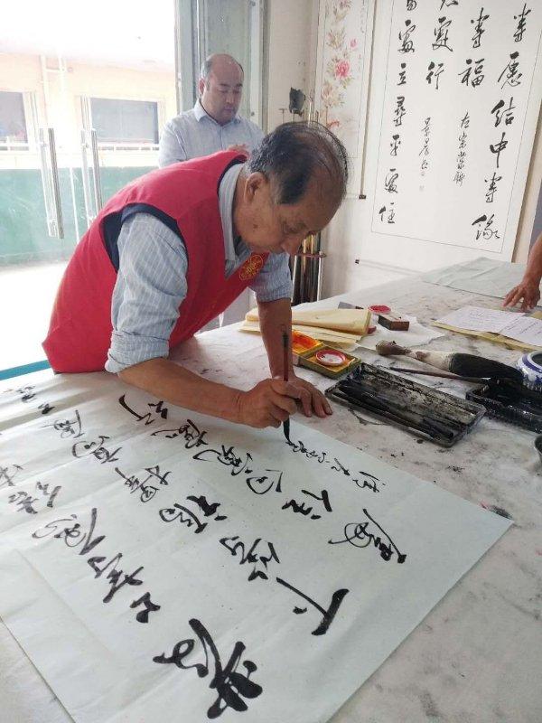 安阳市洹上名门书画院举行“庆国庆.迎中秋”活动